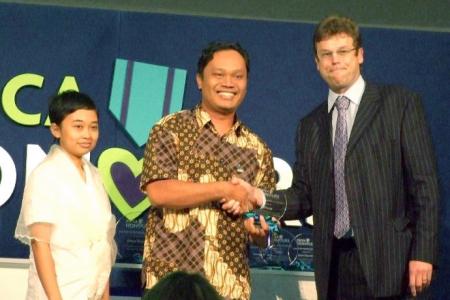 Rosek Nursahid (Chairman of ProFauna Indonesia), Receives a RSPCA international award